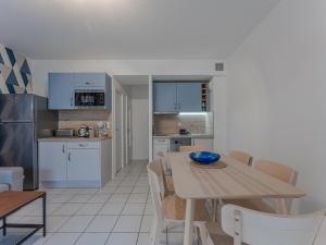 a kitchen and dining room with a table and chairs at Appartement T2 refait à neuf - 4 pers - Terrasse Ouest - Proche centre - Chiens OK - FR-1-521-237 in Biscarrosse
