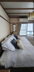 Postel nebo postele na pokoji v ubytování Myoko Ski Lodge in Akakura Village