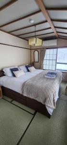 Postel nebo postele na pokoji v ubytování Myoko Ski Lodge in Akakura Village