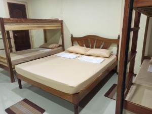2 letti a castello in una camera con specchio di Cockatoo Pool & Beachfront Transient Your Relaxing Family Getaway by the Sea a Città di Puerto Princesa