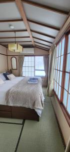 Postel nebo postele na pokoji v ubytování Myoko Ski Lodge in Akakura Village