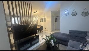 Una sala de estar con un sofá azul y una mesa. en Los laureles, en Puerto Plata
