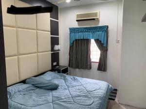 sypialnia z łóżkiem i oknem w obiekcie Thind's Place w mieście Kamunting