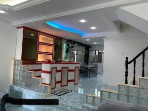 kuchnia z barem w domu w obiekcie Thind's Place w mieście Kamunting +2 zdjęcia