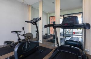 Fitness centrum a/nebo fitness zařízení v ubytování Recenta Style Phuket Town