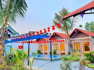una casa con una cadena de banderas delante de ella en Tràng An ChiDu Homestay, en Ninh Binh