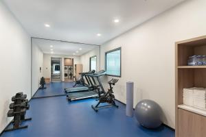 a gym with several treadmills and exercise bikes at Holiday Inn Express Yangzhou Grand Canal Theatre in Yangzhou +80 photos