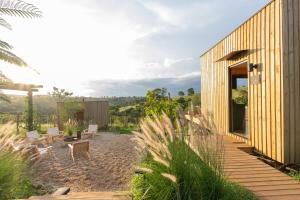 a house on a hill with a wooden walkway at TEKOÁ - Cabana Ipê - Barreiro, Araxá in Araxá