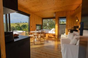 a living room with a couch and a table at TEKOÁ - Cabana Ipê - Barreiro, Araxá in Araxá