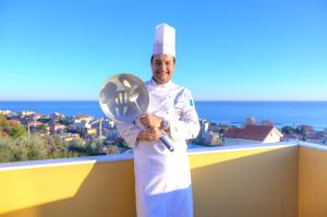 ディアーノ・マリーナにあるAppartamenti Villa il Poggioloの籐を持つ料理人服装の男 +147枚の写真