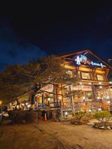 富川市New 패밀리 & 친구 여행 모임 청결하고 쾌적한 넓은 신축아파트 주차 편리 쓰리룸的一座侧面有灯的大楼