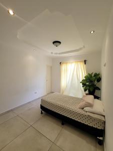 Rúm í herbergi á Casa el Roble Oeste, Minimalist