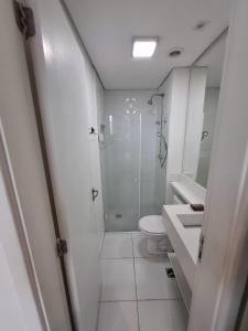a bathroom with a shower and a toilet and a sink at Studio premium próximo a Alphaville in Barueri