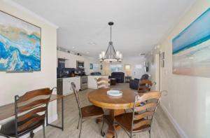 Un comedor y una cocina con mesa y sillas. en Sun Set By The Sea 3052, en Fort Myers Beach 30 fotos más