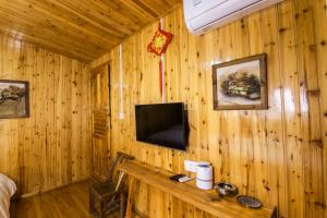 Телевизор и/или развлекательный центр в Xiangzixi Bed and Breakfast