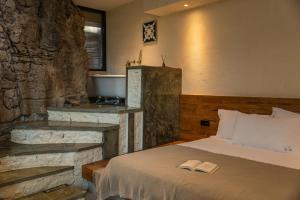Een bed of bedden in een kamer bij 兴义市田景宜色客栈