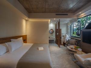 Een bed of bedden in een kamer bij 兴义市田景宜色客栈