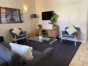 TV a/nebo společenská místnost v ubytování Taft Apartments