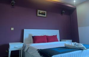Au Paradis Bleu Hotel客房内的一张或多张床位