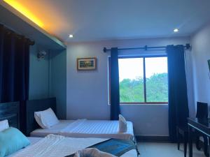 Au Paradis Bleu Hotel客房内的一张或多张床位