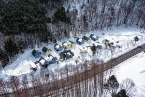 富良野市にあるホテルふらのヴェルデの雪上の家屋群風景