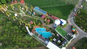 an overhead view of a playground with a water park at D sabin cottage in Punten