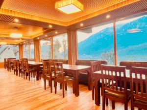 Ristorante o altro punto ristoro di The Kartik Villa, Manali - A Beautiful Cottage in the Clouds towards Snow Capped Mountains