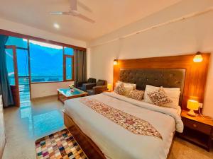 Letto o letti in una camera di The Kartik Villa, Manali - A Beautiful Cottage in the Clouds towards Snow Capped Mountains