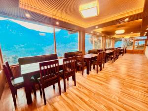 Area soggiorno di The Kartik Villa, Manali - A Beautiful Cottage in the Clouds towards Snow Capped Mountains