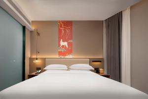 Postel nebo postele na pokoji v ubytování Chengdu Echeng Hotel Chunxi Road Taikoo Li