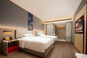 Postel nebo postele na pokoji v ubytování Chengdu Echeng Hotel Chunxi Road Taikoo Li