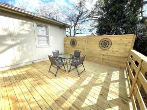 伯明翰465 Gene Reed Rd的露台上有一张桌子和几把椅子，位于木质甲板上