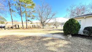 伯明翰465 Gene Reed Rd的院子前有灌木的房子