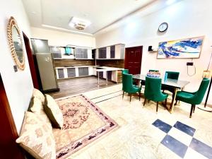 Kuchyň nebo kuchyňský kout v ubytování Karachi BNB Royal Family - Airport-Shahr-e-Faisal