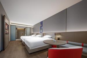 Postel nebo postele na pokoji v ubytování Chengdu Echeng Hotel Chunxi Road Taikoo Li