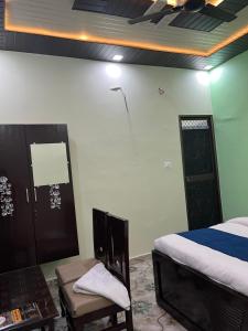 Llit o llits en una habitació de Heaven Tours Ayodhya By Vedas Villa