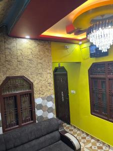 Zona d'estar a Heaven Tours Ayodhya By Vedas Villa