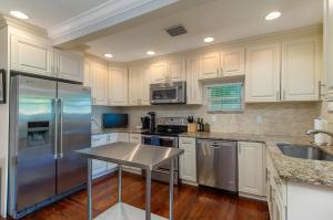 Fotografie z fotogalerie ubytování West Palm Beach Bungalow with Swimming Pool v destinaci West Palm Beach