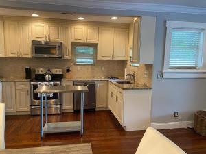 Fotografie z fotogalerie ubytování West Palm Beach Bungalow with Swimming Pool v destinaci West Palm Beach