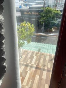 a view of a pool from a window at Nhà Nghỉ Mộc Lan in Ấp Rạch Mẹo