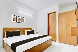Ένα ή περισσότερα κρεβάτια σε δωμάτιο στο Super Hotel O Divine Stay