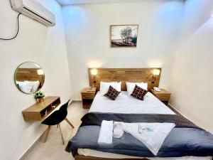 Postel nebo postele na pokoji v ubytování Karachi BNB Royal Family - Airport-Shahr-e-Faisal