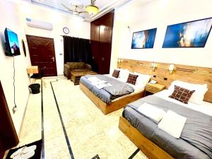 TV a/nebo společenská místnost v ubytování Karachi BNB Royal Family - Airport-Shahr-e-Faisal