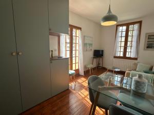 un salon avec une cuisine et une salle à manger dans l'établissement Maison Cozy au Coeur de Cabourg avec Terrasse, Proche Plage, pour 4 Pers., Animaux Acceptés - FR-1-487-328, à Cabourg 6 autres photos