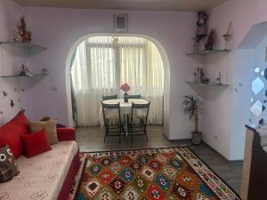 un soggiorno con un divano e un tavolo di Ingrid home 3 camere a Vatra Dornei Altre 9 foto