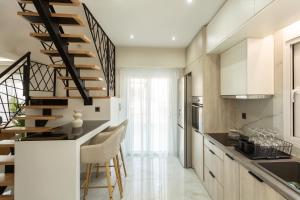 Kuchyň nebo kuchyňský kout v ubytování BEQUEST Corinthian Luxury suites