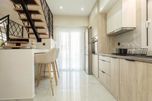 Kuchyň nebo kuchyňský kout v ubytování BEQUEST Corinthian Luxury suites