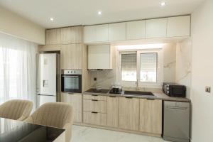 Kuchyň nebo kuchyňský kout v ubytování BEQUEST Corinthian Luxury suites
