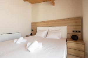 Postel nebo postele na pokoji v ubytování BEQUEST Corinthian Luxury suites