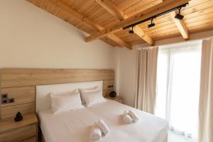 Postel nebo postele na pokoji v ubytování BEQUEST Corinthian Luxury suites